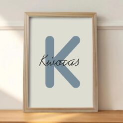Προσωποποιημένη ξύλινη κορνίζα Α4 για αγόρι με το μεγάλο αρχικό γράμμα "Κ" και το όνομα "Κώστας".